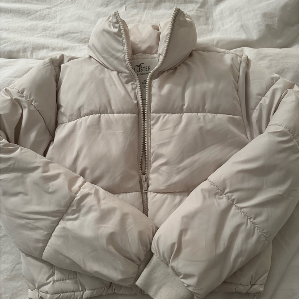 Hollister Women's Light Beige Puffer Jacket